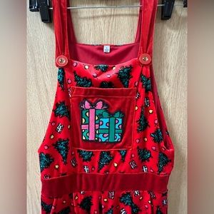Christmas jumpsuit velvet, beautiful condition like new. Free smoke home.